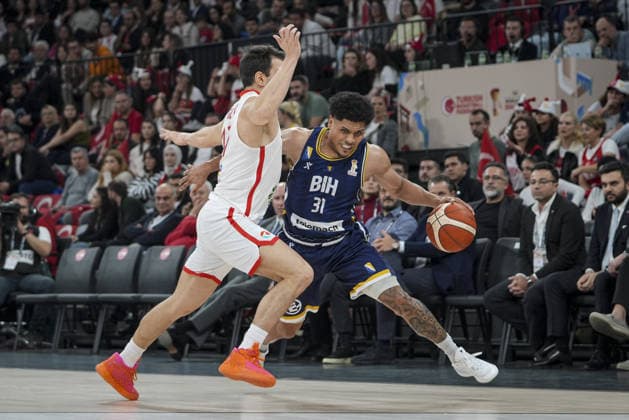 Turkiye v Bosnia and Herzegovina - FIBA World Cup European Qualifiers ISTANBUL, TURKIYE - NOVEMBER 27: Turkiye’s Berk Ugurlu (L) of the national team, Nationalteam and Bosnia and Herzegovina’s Xavier Castaneda (31) compete during the 2027 FIBA World Cup European Qualifiers first round Group C match between Turkiye and Bosnia and Herzegovina at the Turkcell Basketball Development Center in Istanbul, Turkiye, on November 27, 2025. Beyza Comert Anadolu Istanbul Turkey. Editorial use only. Please get in touch for any other usage.  Copyright: x2025xAnadoluxBeyzaxComertx