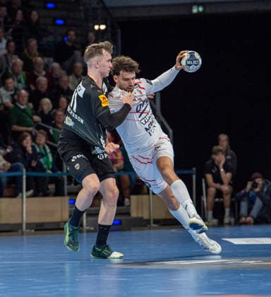 Handball, Herren, Saison 2025 2026, Champions League (Gruppe A, 9. Spieltag), Füchse Berlin - One Veszprem HC, v.l. Lasse Bredekjaer Andersson (Füchse Berlin), Nedim Remili (Veszprem), 27.11.2025, Copyright: xSebastianxRäppold MatthiasxKochx