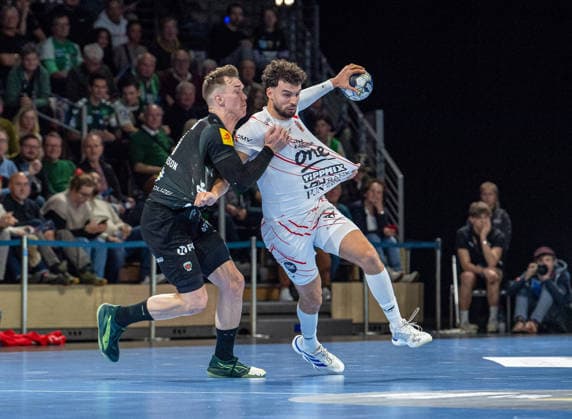Handball, Herren, Saison 2025 2026, Champions League (Gruppe A, 9. Spieltag), Füchse Berlin - One Veszprem HC, v.l. Lasse Bredekjaer Andersson (Füchse Berlin), Nedim Remili (Veszprem), 27.11.2025, Copyright: xSebastianxRäppold MatthiasxKochx