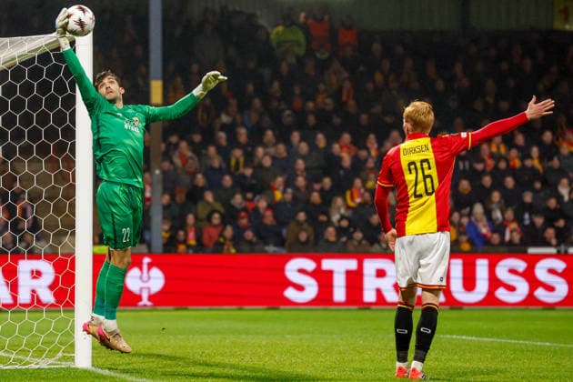 2025-11-27 Go Ahead Eagles v VfB Stuttgart - UEFA Europa League, League phase, MD5 DEVENTER, NETHERLANDS - NOVEMBER 27: Goalkeeper Jari de Busser of Go Ahead Eagles catches the ball during the UEFA Europa League, League phase, MD5 match between Go Ahead Eagles and VfB Stuttgart at De Adelaarshorst on November 27, 2025 in Deventer, Netherlands. Deventer De Adelaarshorst Netherlands Content not available for redistribution in The Netherlands directly or indirectly through any third parties. Copyright: xBenxGalx