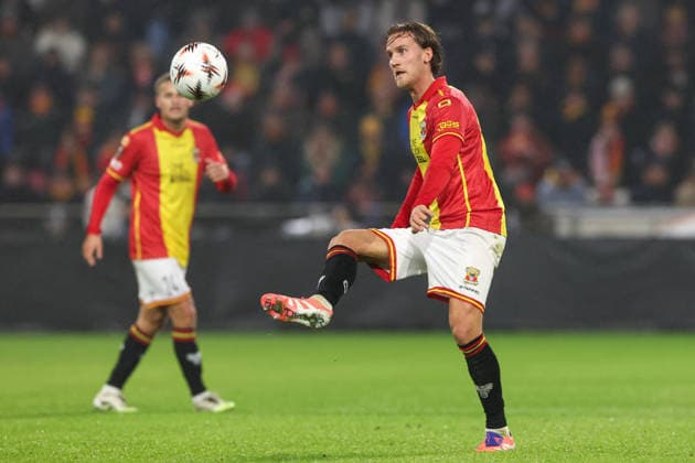 2025-11-27 Go Ahead Eagles v VfB Stuttgart - UEFA Europa League, League phase, MD5 DEVENTER, NETHERLANDS - NOVEMBER 27: Melle Meulensteen of Go Ahead Eagles looks on during the UEFA Europa League, League phase, MD5 match between Go Ahead Eagles and VfB Stuttgart at De Adelaarshorst on November 27, 2025 in Deventer, Netherlands. Deventer De Adelaarshorst Netherlands Content not available for redistribution in The Netherlands directly or indirectly through any third parties. Copyright: xBenxGalx