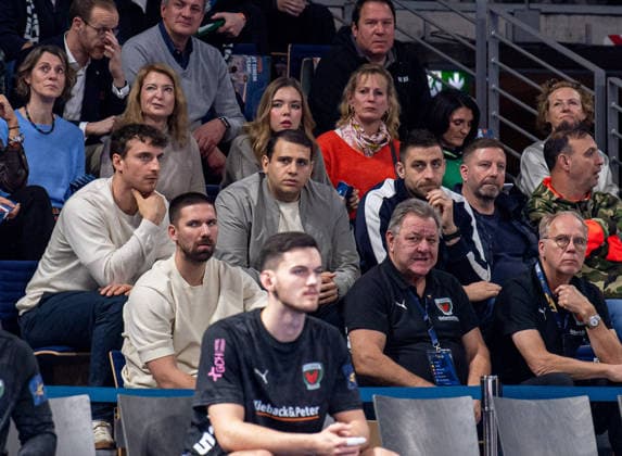 Handball, Herren, Saison 2025 2026, Champions League (Gruppe A, 9. Spieltag), Füchse Berlin - One Veszprem HC, v.l. Lukas Herburger (Füchse Berlin), Fabian Wiede (Füchse Berlin), Torhüter Dejan Milosavljev (Füchse Berlin), Nejc Cehte (Füchse Berlin), Geschäftsführer Bob Hanning (Füchse Berlin) auf der Tribüne, 27.11.2025, Copyright: xSebastianxRäppold MatthiasxKochx