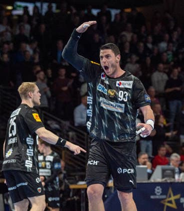 Handball, Herren, Saison 2025 2026, Champions League (Gruppe A, 9. Spieltag), Füchse Berlin - One Veszprem HC, v.l. Matthes Langhoff (Füchse Berlin), Mijajlo Marsenic (Füchse Berlin), 27.11.2025, Copyright: xSebastianxRäppold MatthiasxKochx