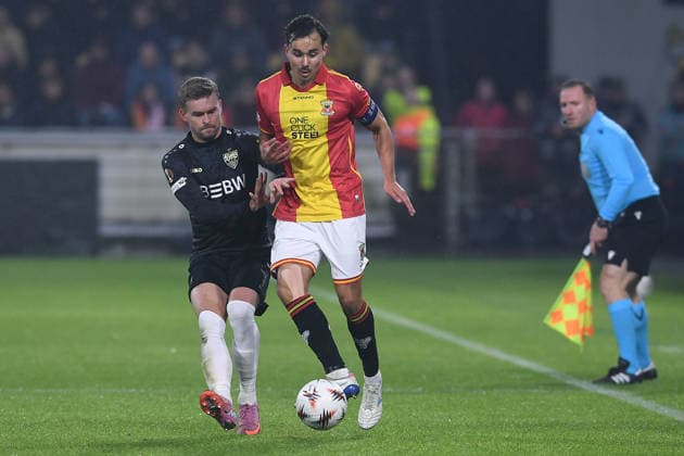 Fußball UEFA Europa League 5. Spieltag Go Ahead Eagles Deventer - VfB Stuttgart am 27.11.2025 im Stadion De Adelaarshorst in Deventer Mats Deijl ( Deventer ), vorne - Maximilian Mittelstädt ( Stuttgart ), hinten