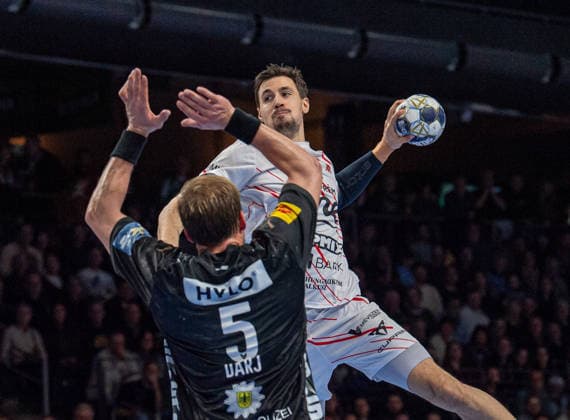 Handball, Herren, Saison 2025 2026, Champions League (Gruppe A, 9. Spieltag), Füchse Berlin - One Veszprem HC, v.l. Max Darj (Füchse Berlin), Ivan Martinovic (Veszprem), 27.11.2025, Copyright: xSebastianxRäppold MatthiasxKochx