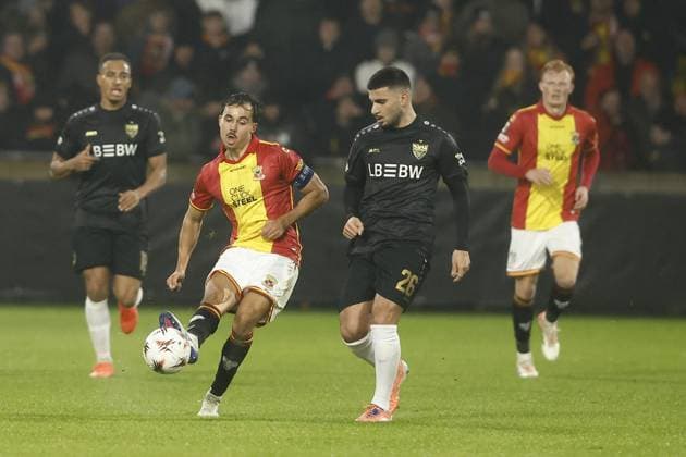 DEVENTER , 27-11-2025 , Stadium De Adelaarshorst , season 2025 2026 , UEFA Europa League football , League phase matchday 5 , match between Go Ahead Eagles and VFB Stuttgart , picture shows Go Ahead Eagles player Mats Deijl, Stuttgart player Deniz Undav Go Ahead Eagles - Stuttgart  x32221119x Copyright: