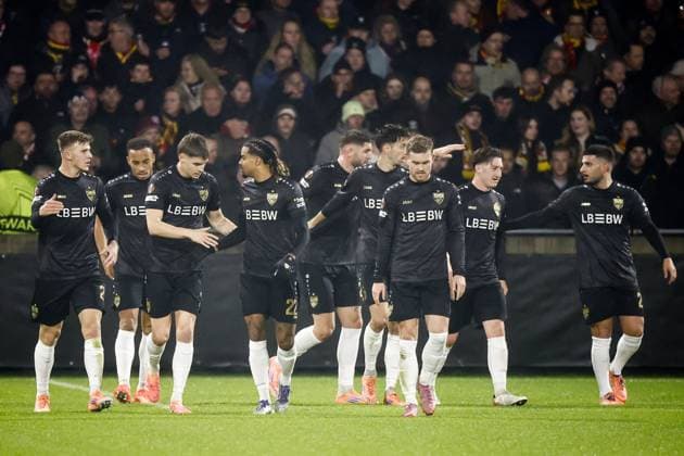 DEVENTER - VfB Stuttgart players celebrate Jamie Leweling s 0-1 goal during the Europa League match between Go Ahead Eagles and VfB Stuttgart at De Adelaarshorst on November 27, 2025, in Deventer, Netherlands. ANP VINCENT JANNINK UEFA Europa Europa League matchday 5 2025-2026 xVIxANPxSportx xxANPxIVx 543238927 originalFilename: 543238927.jpg
