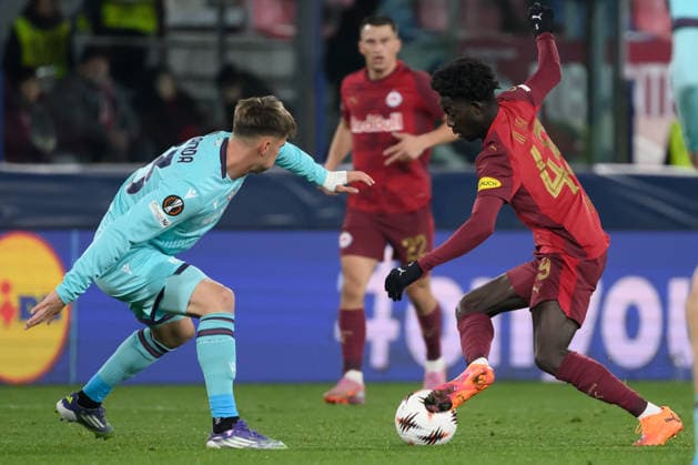 SOCCER - UEFA EL, Bologna vs RBS BOLOGNA,ITALY,27.NOV.25 - SOCCER - UEFA Europa League, FC Bologna vs Red Bull Salzburg. Image shows Juan Miranda (Bologna) and Moussa Yeo (RBS).  GEPAxpictures xInsidefoto xAndreaxStaccioli