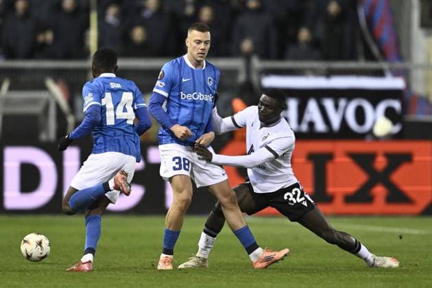 Genk s Yira Sor, Genk s Daan Heymans and FC Basel s Jonas Adjetey fight for the ball during a soccer game between Belgian soccer team KRC Genk and Swiss FC Basel, on Thursday 27 November 2025, in Genk, on the fifth game (out of 8) in the league phase of the UEFA Europa League competition. JOHAN EYCKENS JohanxEyckens  x144745136x