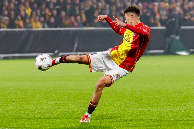 Yassir Salah Rahmouni of Go Ahead Eagles shoot Go Ahead Eagles v VfB Stuttgart, UEFA Europa League 2025 26 League Phase MD5, Go Ahead Eagles v VfB Stuttgart, Stadion De Adelaarshorst, November 27, 2025, Deventer, Netherlands.