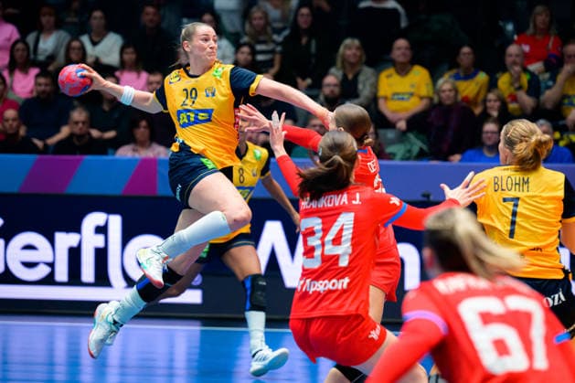 Handball, Frauen WM, Gruppe G: Schweden - Tschechien Kristin Thorleifsdottir (Schweden) Stuttgart Porsche Arena Baden-Württemberg Deutschland