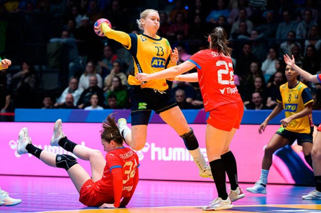 Handball, Frauen WM, Gruppe G: Schweden - Tschechien v.li. Julie Frankova (Tschechien), Emma Lindkvist (Schweden), Marketa Hurychova (Tschechien) Stuttgart Porsche Arena Baden-Württemberg Deutschland