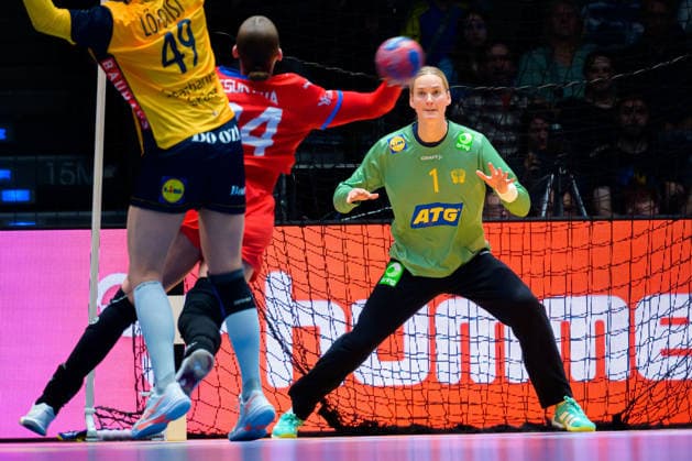 Handball, Frauen WM, Gruppe G: Schweden - Tschechien v.li. Eliska Desortova (Tschechien), Johanna Bundsen (Schweden) Stuttgart Porsche Arena Baden-Württemberg Deutschland