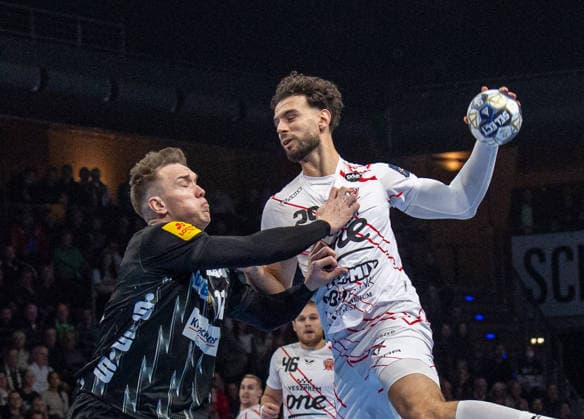 Handball, Herren, Saison 2025 2026, Champions League (Gruppe A, 9. Spieltag), Füchse Berlin - One Veszprem HC, v.l. Lasse Bredekjaer Andersson (Füchse Berlin), Nedim Remili (Veszprem), 27.11.2025, Copyright: xSebastianxRäppold MatthiasxKochx