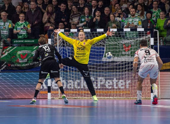 Handball, Herren, Saison 2025 2026, Champions League (Gruppe A, 9. Spieltag), Füchse Berlin - One Veszprem HC, v.l. Tobias Gröndahl (Füchse Berlin) wirft ein Tor per Siebenmeter gegen Torhüter Mikael Appelgren (Veszprem), 27.11.2025, Copyright: xSebastianxRäppold MatthiasxKochx