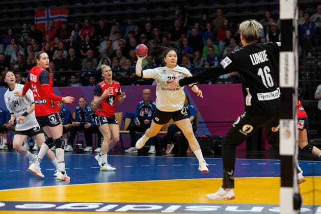 Joeun Song (Suedkorea) gegen Katrine Lunde (Norwegen), Norwegen vs Suedkorea, Handball, IHF Handball Weltmeisterschaft der Frauen, 1. Spieltag, 27.11.2025 Norwegen vs Suedkorea, Handball, IHF Handball Weltmeisterschaft der Frauen, 1. Spieltag, 27.11.2025 Copyright: xEibner-Pressefoto AlexanderxNeisx EP_ANS