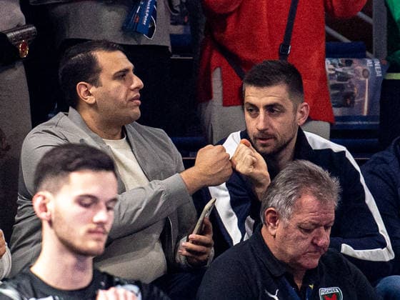 Handball, Herren, Saison 2025 2026, Champions League (Gruppe A, 9. Spieltag), Füchse Berlin - One Veszprem HC, v.l. Torhüter Dejan Milosavljev (Füchse Berlin), Nejc Cehte (Füchse Berlin) auf der Tribüne, 27.11.2025, Copyright: xSebastianxRäppold MatthiasxKochx