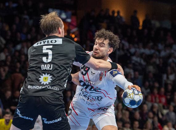 Handball, Herren, Saison 2025 2026, Champions League (Gruppe A, 9. Spieltag), Füchse Berlin - One Veszprem HC, v.l. Max Darj (Füchse Berlin), Nedim Remili (Veszprem), 27.11.2025, Copyright: xSebastianxRäppold MatthiasxKochx