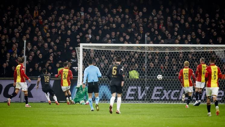 DEVENTER - Jamie Leweling of VfB Stuttgart scores the 0-1 during the Europa League match between Go Ahead Eagles and VfB Stuttgart at De Adelaarshorst on November 27, 2025, in Deventer, Netherlands. ANP VINCENT JANNINK UEFA Europa Europa League matchday 5 2025-2026 xVIxANPxSportx xxANPxIVx 543239295 originalFilename: 543239295.jpg