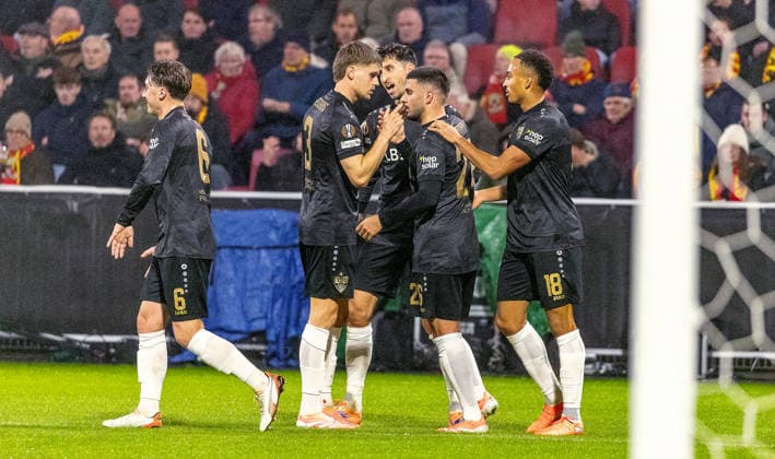 Deventer , Europa League Go Ahead Eagles Deventer vs. VfB Stuttgart , Jubel VfB , von links: Angelo Stiller Ramon Hendriks Atakan Karazor Deniz Undav Jamie Leweling ( VfB )
