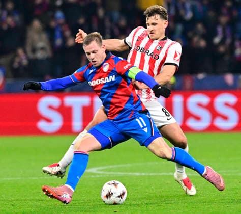 L-R Matej Vydra (Viktoria) and Maximilian Eggestein (Freiburg) in action during the Football Europa League, 5th round match: FC Viktoria Plzen vs SC Freiburg in Pilsen, Czech Republic, November 27, 2025. (CTKxPhoto MiroslavxChaloupka) CTKPhotoP2025112708222  CTKPhotoP2025112708222