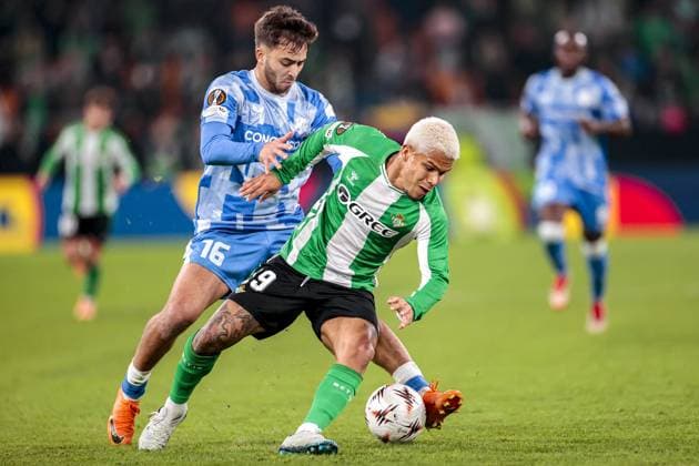 SEVILLA, 27-11-2025, Stadium La Cartuja, UEFA Football season 2025 2026, Europa League match between Betis Sevilla and FC Utrecht. Pictures shows FC Utrecht player Souffian El Karouani and Real Betis player Cucho Hernandez Betis Sevilla - Utrecht  x32221385x Copyright:
