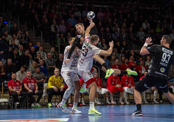Handball, Herren, Saison 2025 2026, Champions League (Gruppe A, 9. Spieltag), Füchse Berlin - One Veszprem HC, v.l. Ahmed Hesham Elsayed Moham (Veszprem), Mathias Gidsel (Füchse Berlin), Patrik Ligetvari (Veszprem), Mijajlo Marsenic (Füchse Berlin), 27.11.2025, Copyright: xSebastianxRäppold MatthiasxKochx