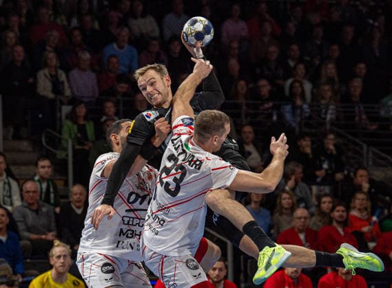 Handball, Herren, Saison 2025 2026, Champions League (Gruppe A, 9. Spieltag), Füchse Berlin - One Veszprem HC, v.l. Ahmed Hesham Elsayed Moham (Veszprem), Mathias Gidsel (Füchse Berlin), Patrik Ligetvari (Veszprem), 27.11.2025, Copyright: xSebastianxRäppold MatthiasxKochx