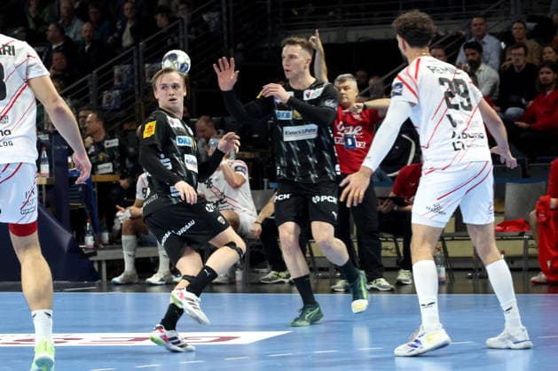 DEU, Machineseeker EHF Champions League, Fuechse Berlin vs. Veszprem, 27.11.2025, Max-Schmeling-Halle, Berlin, DEU, Machineseeker EHF Champions League, Fuechse Berlin vs. Veszprem, im Bild Tobias Grondahl (Fuechse Berlin 15), Lasse Andersson (Fuechse Berlin 11), Nedim Remili (Veszprem 29),