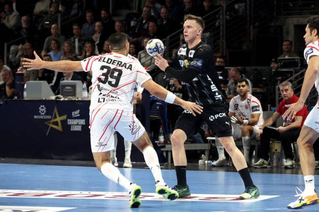 DEU, Machineseeker EHF Champions League, Fuechse Berlin vs. Veszprem, 27.11.2025, Max-Schmeling-Halle, Berlin, DEU, Machineseeker EHF Champions League, Fuechse Berlin vs. Veszprem, im Bild Lasse Andersson (Fuechse Berlin 11), Yehia Elderaa (Veszprem 39)
