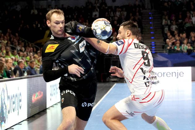 DEU, Machineseeker EHF Champions League, Fuechse Berlin vs. Veszprem, 27.11.2025, Max-Schmeling-Halle, Berlin, DEU, Machineseeker EHF Champions League, Fuechse Berlin vs. Veszprem, im Bild Mathias Gidsel (Fuechse Berlin 19), Hugo Descat (Veszprem 9)