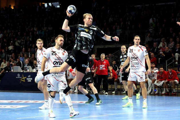 DEU, Machineseeker EHF Champions League, Fuechse Berlin vs. Veszprem, 27.11.2025, Max-Schmeling-Halle, Berlin, DEU, Machineseeker EHF Champions League, Fuechse Berlin vs. Veszprem, im Bild Max Darj (Fuechse Berlin 5), Luka Cindric (Veszprem 25), Patrik Ligetvari (Veszprem 23)