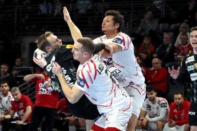 DEU, Machineseeker EHF Champions League, Fuechse Berlin vs. Veszprem, 27.11.2025, Max-Schmeling-Halle, Berlin, DEU, Machineseeker EHF Champions League, Fuechse Berlin vs. Veszprem, im Bild Mathias Gidsel (Fuechse Berlin 19), Patrik Ligetvari (Veszprem 23), Thiagus Petrus (Veszprem 2)