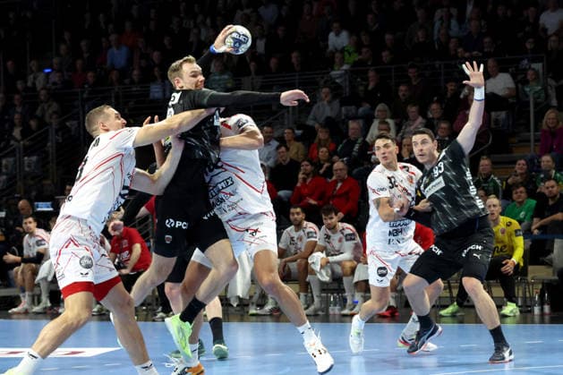 DEU, Machineseeker EHF Champions League, Fuechse Berlin vs. Veszprem, 27.11.2025, Max-Schmeling-Halle, Berlin, DEU, Machineseeker EHF Champions League, Fuechse Berlin vs. Veszprem, im Bild Mathias Gidsel (Fuechse Berlin 19), Patrik Ligetvari (Veszprem 23), Thiagus Petrus (Veszprem 2)