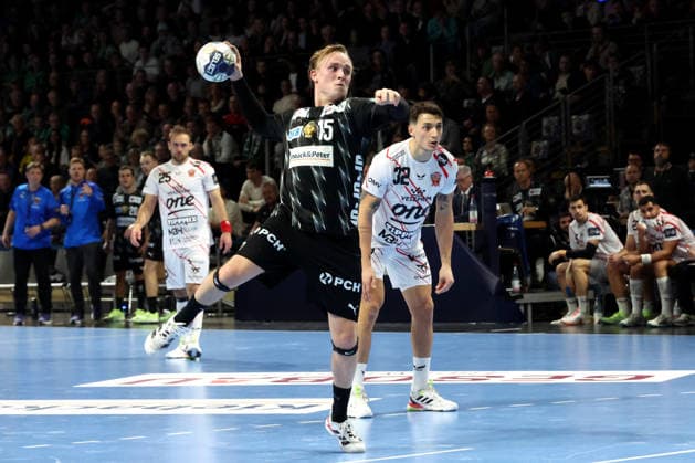 DEU, Machineseeker EHF Champions League, Fuechse Berlin vs. Veszprem, 27.11.2025, Max-Schmeling-Halle, Berlin, DEU, Machineseeker EHF Champions League, Fuechse Berlin vs. Veszprem, im Bild 7m von Tobias Grondahl (Fuechse Berlin 15), Yanis Lenne (Veszprem 32)