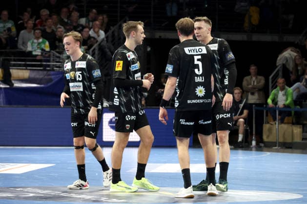 DEU, Machineseeker EHF Champions League, Fuechse Berlin vs. Veszprem, 27.11.2025, Max-Schmeling-Halle, Berlin, DEU, Machineseeker EHF Champions League, Fuechse Berlin vs. Veszprem, im Bild Fuechse-Spielerkreis, Tobias Grondahl (Fuechse Berlin 15), Mathias Gidsel (Fuechse Berlin 19), Max Darj (Fuechse Berlin 5), Lasse Andersson (Fuechse Berlin 11)
