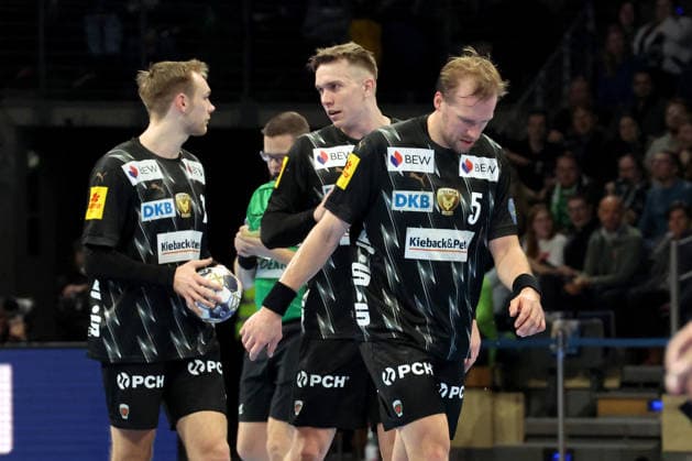 DEU, Machineseeker EHF Champions League, Fuechse Berlin vs. Veszprem, 27.11.2025, Max-Schmeling-Halle, Berlin, DEU, Machineseeker EHF Champions League, Fuechse Berlin vs. Veszprem, im Bild Fuechse-Spielerkreis, Mathias Gidsel (Fuechse Berlin 19), Max Darj (Fuechse Berlin 5), Lasse Andersson (Fuechse Berlin 11)