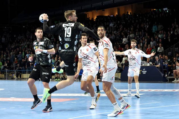DEU, Machineseeker EHF Champions League, Fuechse Berlin vs. Veszprem, 27.11.2025, Max-Schmeling-Halle, Berlin, DEU, Machineseeker EHF Champions League, Fuechse Berlin vs. Veszprem, im Bild Mathias Gidsel (Fuechse Berlin 19), Mijajlo Marsenic (Fuechse Berlin 93), Thiagus Petrus (Veszprem 2), Ahmed Hesham (Veszprem 15)