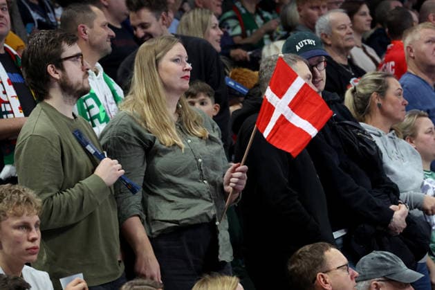 DEU, Machineseeker EHF Champions League, Fuechse Berlin vs. Veszprem, 27.11.2025, Max-Schmeling-Halle, Berlin, DEU, Machineseeker EHF Champions League, Fuechse Berlin vs. Veszprem, im Bild Daenische Fans mit Fahne