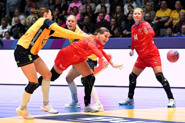 STUTTGART, TYSKLAND 20251127 Tjeckiens EliÅ¡ka Desortova mot Sveriges Olivia Löfqvist och Nina Koppang under torsdagens gruppspelsmatch i grupp G i damernas handbolls-VM mellan Sverige och Tjeckien i Porsche Arena i Stuttgart, Tyskland. STUTTGART TYSKLAND x10070x