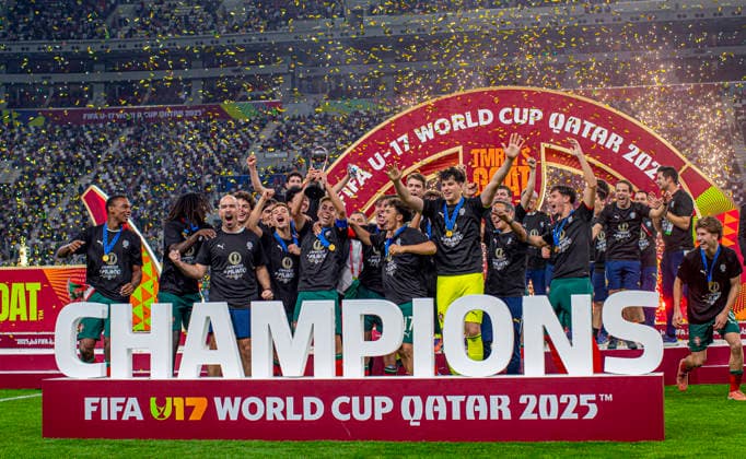 WM Fussball FIFA U17, U 17 U 17 Weltmeisterschaft Katar 2025, Portugal vs Österreich - Finale: Portugal wird Weltmeister nach dem 1:0 Sieg über Österreich durch Tor von ANISIO CABRAL Freude, Emotionen, Jubel - Siegerehrung Copyright: xRedhaxHosnixSegganix