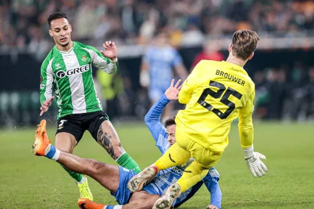 SEVILLA, 27-11-2025, Stadium La Cartuja, UEFA Football season 2025 2026, Europa League match between Betis Sevilla and FC Utrecht. Pictures shows FC Utrecht player Souffian El Karouani collides with FC Utrecht goalkeeper Michael Brouwer Betis Sevilla - Utrecht  x32221689x Copyright: