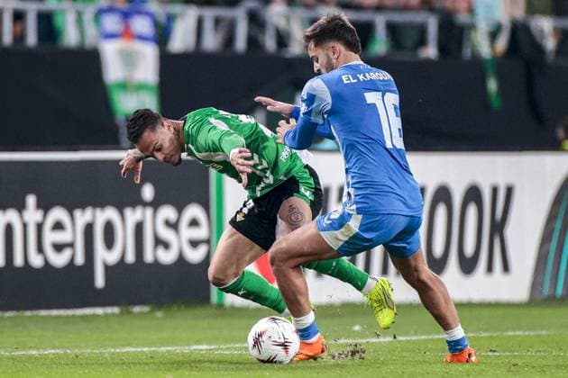 SEVILLA, 27-11-2025, Stadium La Cartuja, UEFA Football season 2025 2026, Europa League match between Betis Sevilla and FC Utrecht. Pictures shows Real Betis player Antony and FC Utrecht player Souffian El Karouani Betis Sevilla - Utrecht  x32221715x Copyright: