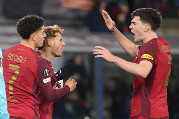 SOCCER - UEFA EL, Bologna vs RBS BOLOGNA,ITALY,27.NOV.25 - SOCCER - UEFA Europa League, FC Bologna vs Red Bull Salzburg. Image shows the rejoicing of RBS with Yorbe Vertessen (RBS).  GEPAxpictures xInsidefoto xAndreaxStaccioli