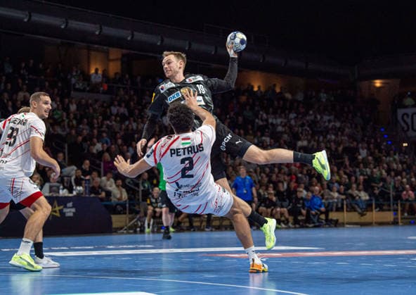 Handball, Herren, Saison 2025 2026, Champions League (Gruppe A, 9. Spieltag), Füchse Berlin - One Veszprem HC, v.l. Patrik Ligetvari (Veszprem), Mathias Gidsel (Füchse Berlin), Thiagus Petrus Goncalves dos Santos (Veszprem), 27.11.2025, Copyright: xSebastianxRäppold MatthiasxKochx