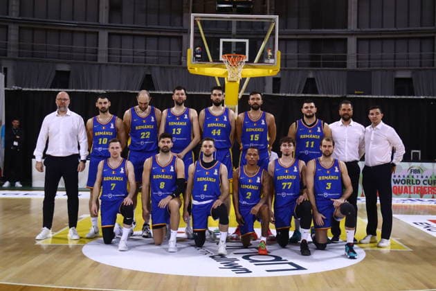 FIBA World Cup European Qualifiers - Greece vs Romania - Players of Romania pose for a group photo during the FIBA World Cup European Qualifiers 1st round group B basketball match between Greece and Romania held at Nick Galis Hall, on November 27, 2025, in Thessaloniki, Greece. IMAGO ONE INCH PRODUCTIONS THESSALONIKI GREECE Copyright: xOnexInchxProductionsx 6752860