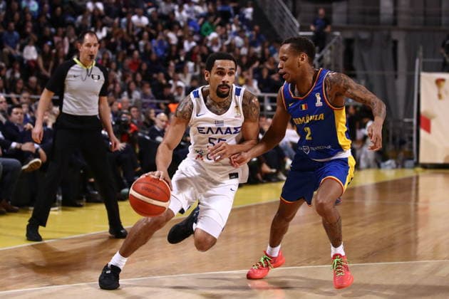 FIBA World Cup European Qualifiers - Greece vs Romania - Elijah Mitrou-Long of Greece in action against Daron Russell of Romania during the FIBA World Cup European Qualifiers 1st round group B basketball match between Greece and Romania held at Nick Galis Hall, on November 27, 2025, in Thessaloniki, Greece. IMAGO ONE INCH PRODUCTIONS THESSALONIKI GREECE Copyright: xOnexInchxProductionsx 6753094