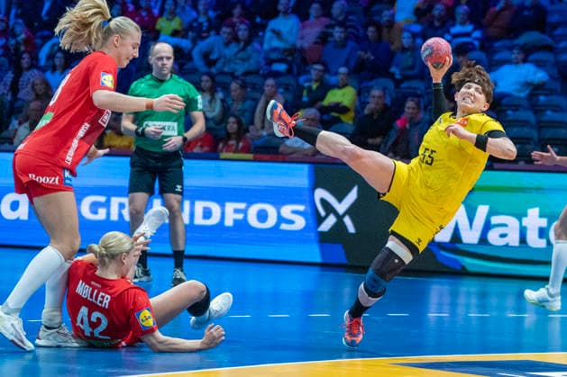 2025-11-27 Denmark v Japan ROTTERDAM, NETHERLANDS - NOVEMBER 27: Clare Francis Gray of Japan during the IHF Worldchampionship 2025 match for women, between Denmark and Japan at Ahoy on November 27, 2025 in Rotterdam, Netherlands. Rotterdam Ahoy Netherlands Content not available for redistribution in The Netherlands directly or indirectly through any third parties. Copyright: xHenkxSeppenx