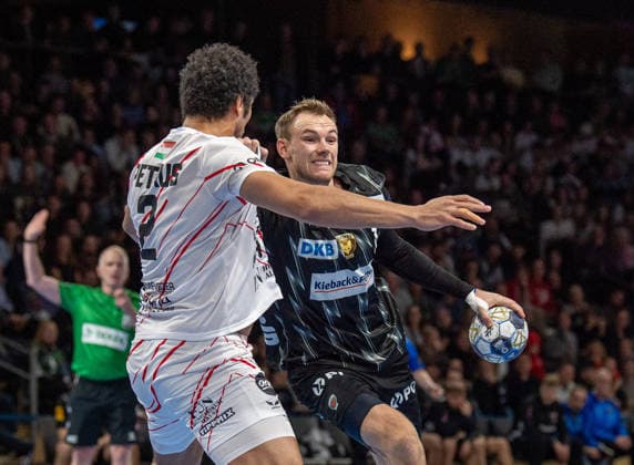 Handball, Herren, Saison 2025 2026, Champions League (Gruppe A, 9. Spieltag), Füchse Berlin - One Veszprem HC, v.l. Thiagus Petrus Goncalves dos Santos (Veszprem), Mathias Gidsel (Füchse Berlin), 27.11.2025, Copyright: xSebastianxRäppold MatthiasxKochx