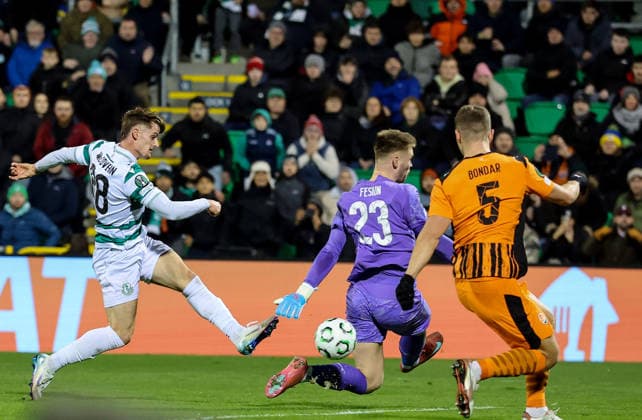 UEFA Europa Conference League Group Phase, Tallaght Stadium, Dublin 27 11 2025 Shamrock Rovers vs Shakhtar Donetsk Shamrock Rovers John McGovern has his shot blocked by goalkeeper Kiril Fesiun of Shakhtar Donetsk John McGovern has his shot blocked by Kiril Fesiun 27 11 2025  Copyright: x INPHO BryanxKeanex 0S2A4531